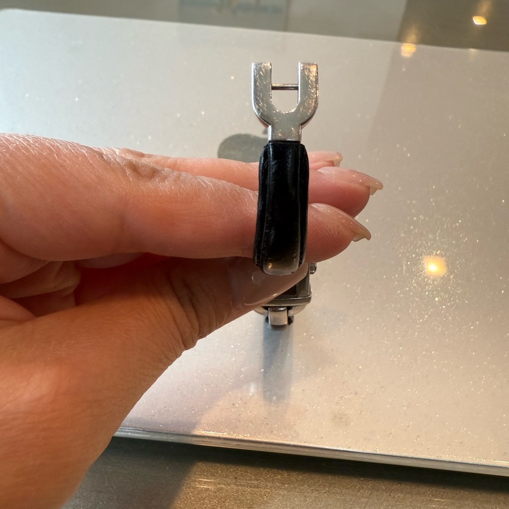 Gucci Silver and Black Watch - Picture 4 of 5
